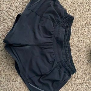 lululemon hotty hot low rise short 2.5